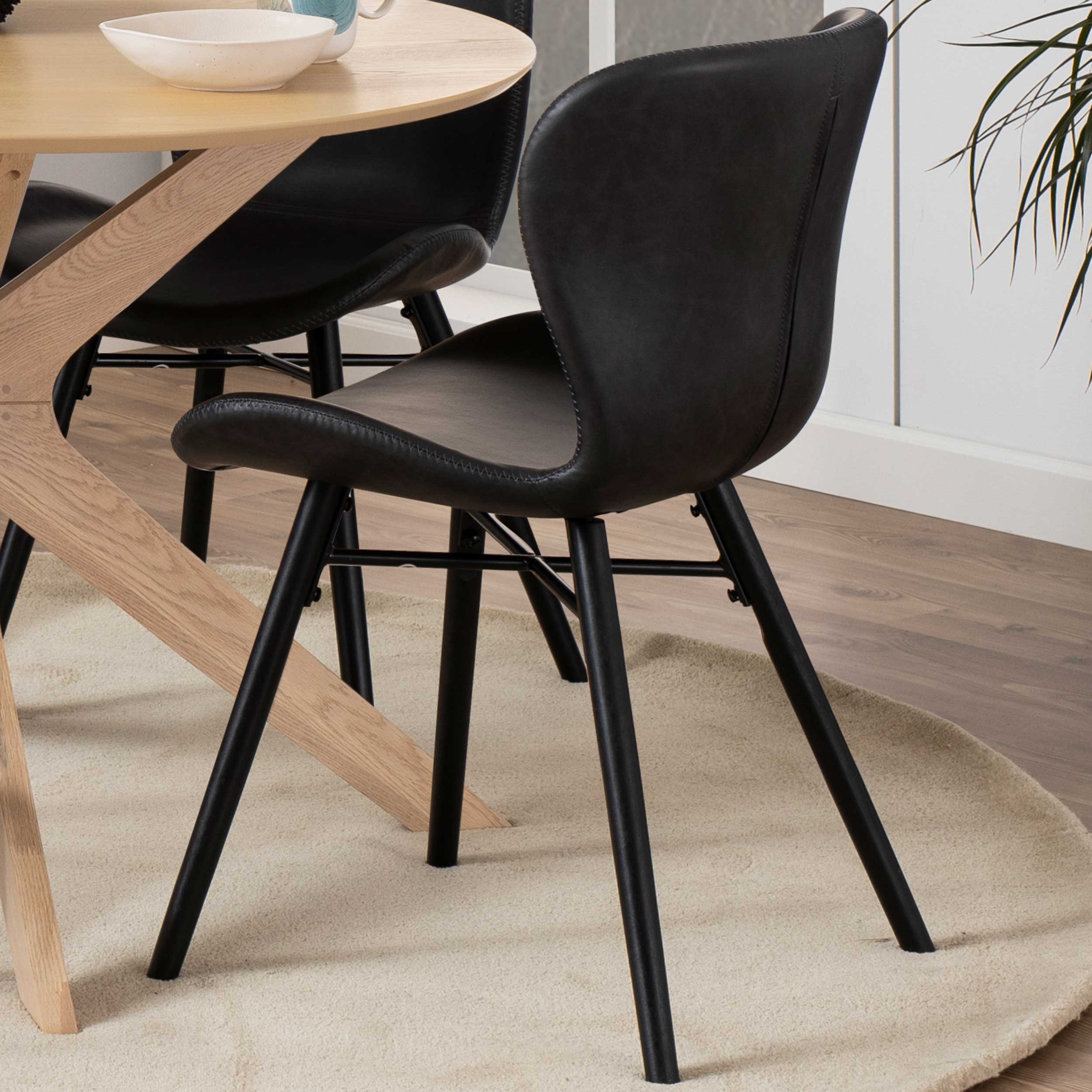 Chaise en similicuir Tilda avec pieds obliques - noir