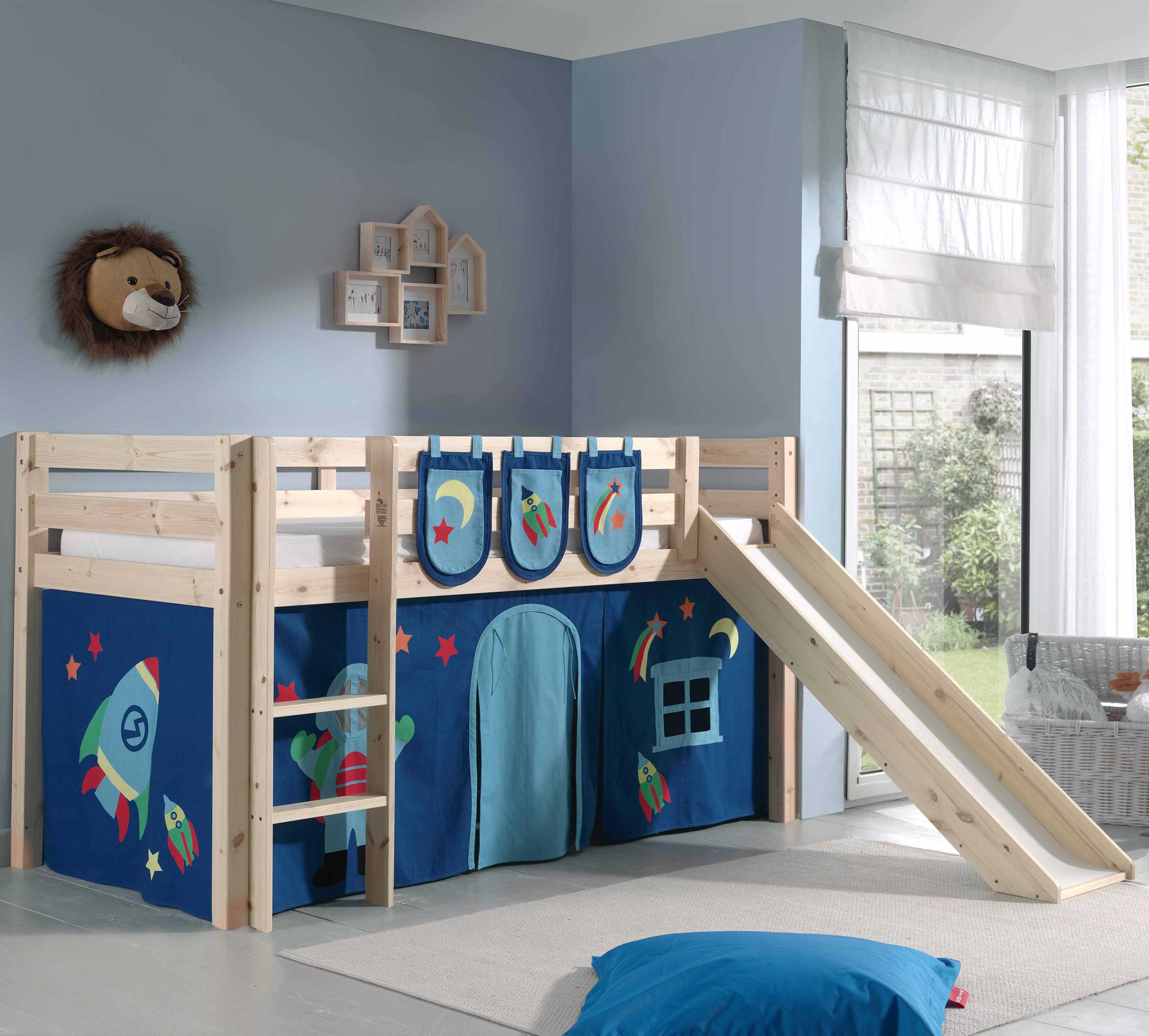 Lit mi-hauteur avec toboggan Astrid avec tunnel de lit et sacs de rangement Astro - pin