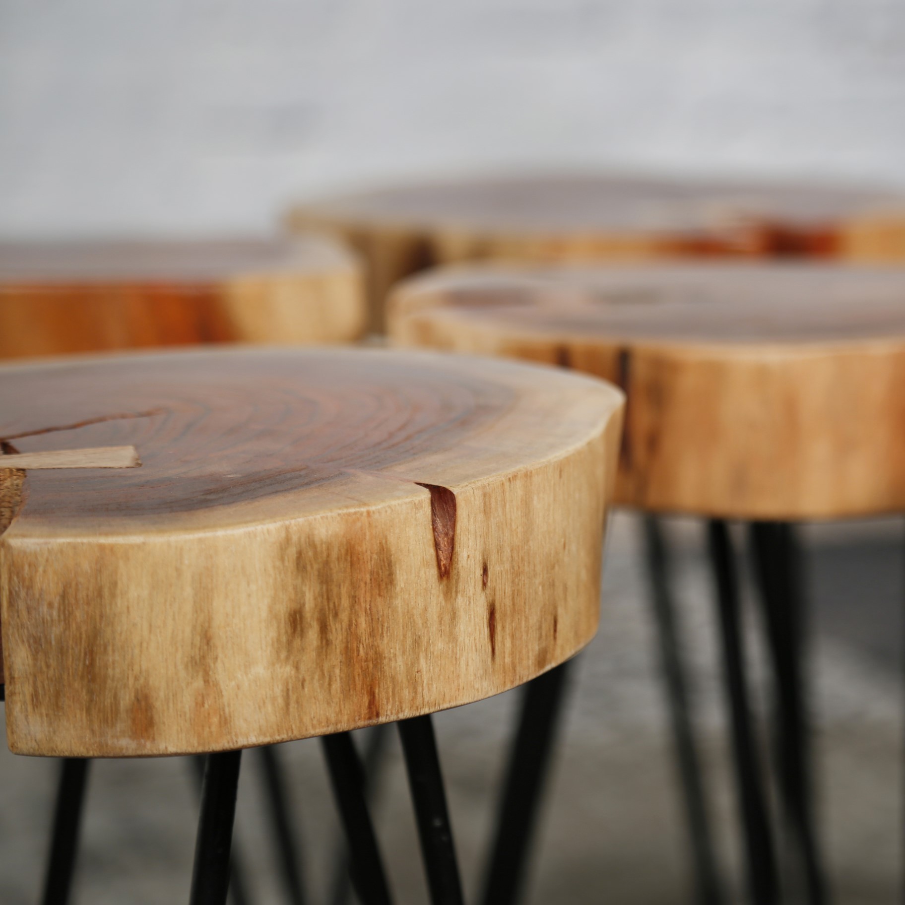 Table d'appoint Samantha - acacia et pieds en acier noir - Image 3