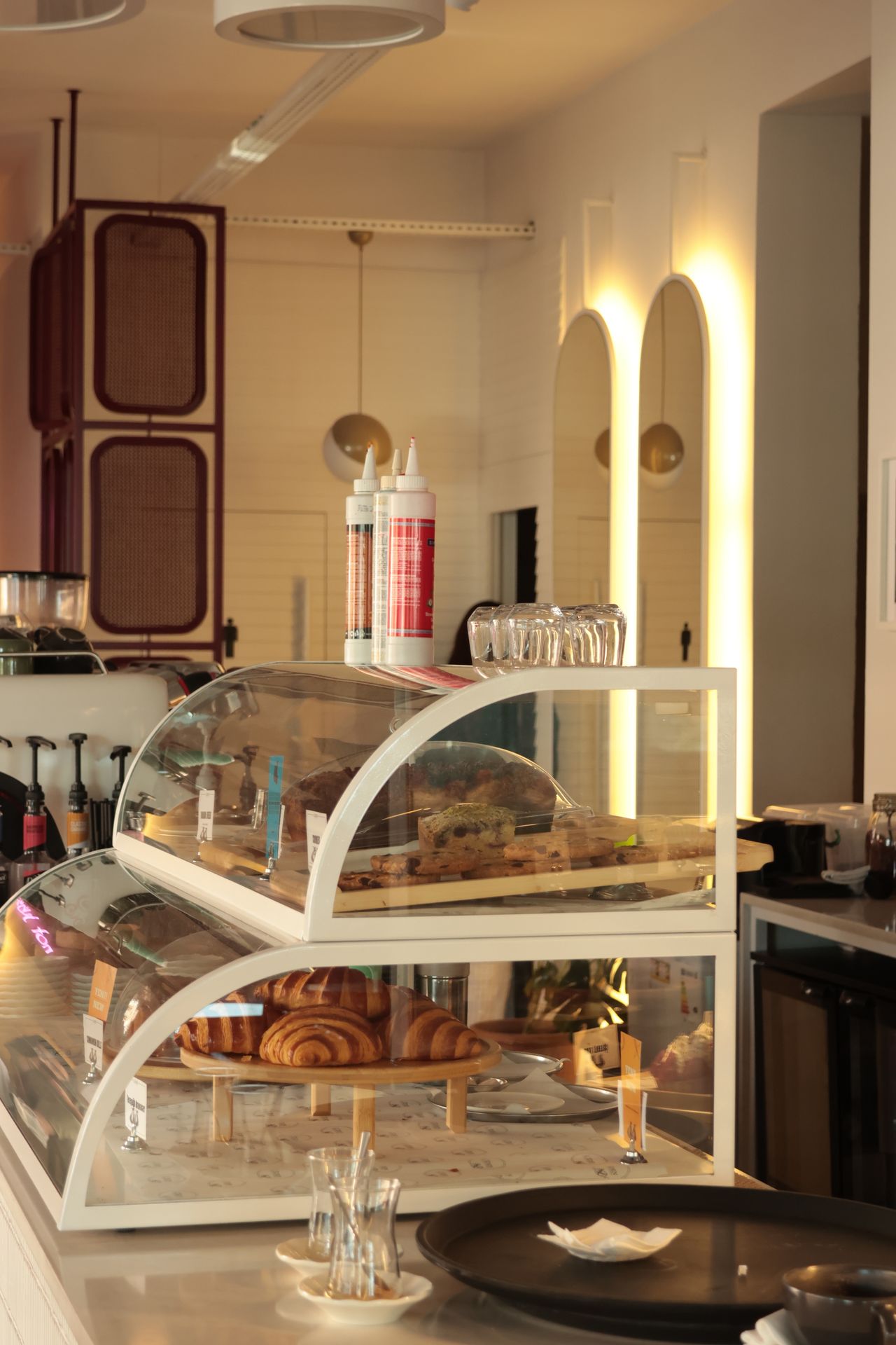 Habillage de vitrine réfrigérée pour café et pâtisserie