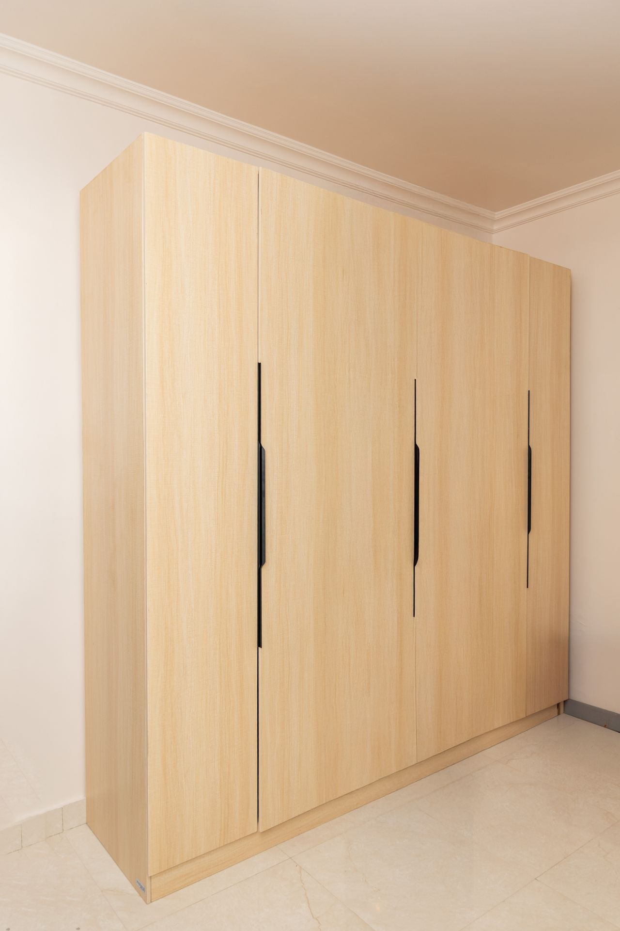 Armoire de rangement fermée toute hauteur
